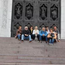 Przed wyjazdem do Suzdal uczestnicy konferencji spędzili prywatnie dwa dni w Moskwie. Na zdjęciu siedzą na schodach przed Cerkwią Chrystusa Zbawiciela.