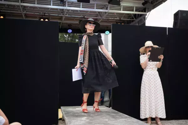 pokaz mody - na wybiegu prodziekan profesor Anna Białk-Bielińska
