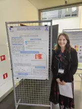 Sesja Sprawozdawcza Doktorantów i Doktorantek Wydziału Chemii UG - doktorantka przy posterze
