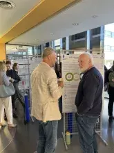 Sesja Sprawozdawcza Doktorantów i Doktorantek Wydziału Chemii UG - rozmowa grupy osób przy posterze