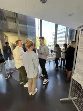 Sesja Sprawozdawcza Doktorantów i Doktorantek Wydziału Chemii UG  - rozmowa grupy osób przy posterze
