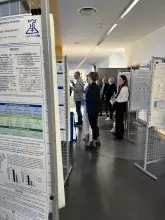 Sesja Sprawozdawcza Doktorantów i Doktorantek Wydziału Chemii UG - doktorantka przy posterze