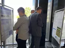 Sesja Sprawozdawcza Doktorantów i Doktorantek Wydziału Chemii UG - naukowcy przy posterze
