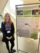 Sesja Sprawozdawcza Doktorantów i Doktorantek Wydziału Chemii UG - doktorantka przy posterze