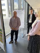 Sesja Sprawozdawcza Doktorantów i Doktorantek Wydziału Chemii UG  - rozmowa grupy osób przy posterze