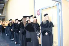 Inauguracja roku akademickiego 2025/2026 na Wydziale Chemii UG - orszak doktorów na pierwszym planie 