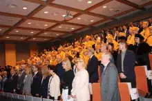 Inauguracja roku akademickiego 2025/2026 na Wydziale Chemii UG - uczestnicy inauguracji stojąc