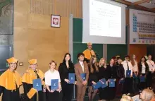 Inauguracja roku akademickiego 2025/2026 na Wydziale Chemii UG - wręczanie listów immatrykulacyjnych grupie studentów