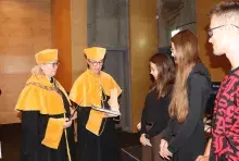 Inauguracja roku akademickiego 2025/2026 na Wydziale Chemii UG - wręczanie listów immatrykulacyjnych grupie studentów