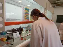 Uczniownie podczas warsztatów chemicznych w laboratorium