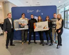 Koło Naukowe Biznesu Chemicznego -studenci pozują z bannerem nagrody