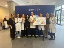 Studenci z bannerem z nagrody