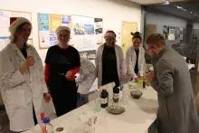 Chemiłajki na Wydziale Chemii – nauka w świątecznej odsłonie