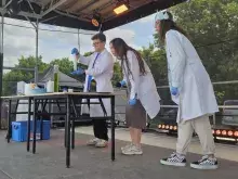 Koło Naukowe Wydziału Chemii w trakcie pokazu 