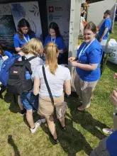 Stoiska Wydziału Chemii zostały zrealizowane w ramach projektów WISMOL – Wisła pod mikroskopem molekularnym Fundacji ORLEN DLA POMORZA oraz „Molekuły dla Planety. Droga ku Zero Waste” finansowanego przez Fundację Orlen. 