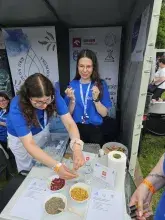 Stoiska Wydziału Chemii zostały zrealizowane w ramach projektów WISMOL – Wisła pod mikroskopem molekularnym Fundacji ORLEN DLA POMORZA oraz „Molekuły dla Planety. Droga ku Zero Waste” finansowanego przez Fundację Orlen. 
