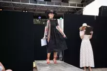 pokaz mody - na wybiegu prodziekan profesor Anna Białk-Bielińska