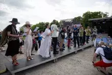 pokaz mody - wszyscy modele na wybiegu 