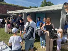 stoisko edukacyjne wydziału chemii oraz odwiedzający go dzieci 
