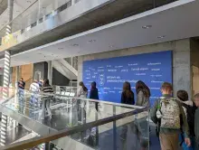 uczniowie Szkoły Podstawowej w Gortatowie z siedzibą w Szczuce w korytarzach wydziału Chemii
