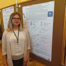 Konferencja "IX Łódzkie Sympozjum Doktorantów Chemii", Łódź, maj 2022, Marta Domżalska przy prezentowanym  posterze