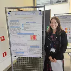 Sesja Sprawozdawcza Doktorantów i Doktorantek Wydziału Chemii UG - doktorantka przy posterze