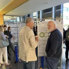 Sesja Sprawozdawcza Doktorantów i Doktorantek Wydziału Chemii UG - rozmowa grupy osób przy posterze