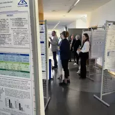 Sesja Sprawozdawcza Doktorantów i Doktorantek Wydziału Chemii UG - doktorantka przy posterze