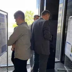 Sesja Sprawozdawcza Doktorantów i Doktorantek Wydziału Chemii UG - naukowcy przy posterze