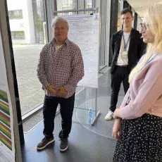Sesja Sprawozdawcza Doktorantów i Doktorantek Wydziału Chemii UG  - rozmowa grupy osób przy posterze