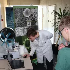 koła naukowe i zainteresowani uczniowie 