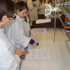 doświadczenie dla uczniów liceum w laboratorium chemicznym 