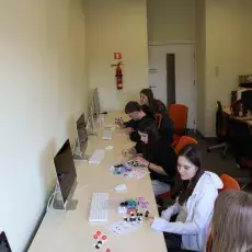 zajęcia dla licealistów, uczniowie siedzący przed komputerami 