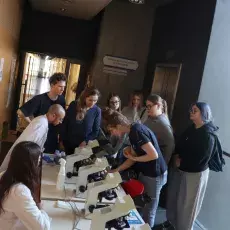 Badania wody pod mikroskopem 