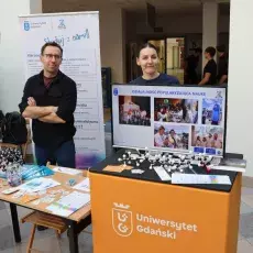 rekrutacyjny zespół wydziału chemii na oficjalnych dniach Uniwersytetu 
