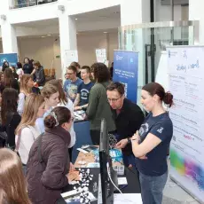 stoisko wydziału chemii na oficjalnych dniach otwartych uniwersytetu